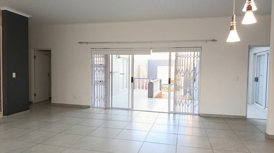 To Let 4 Bedroom Property for Rent in Oceanview Heights Western Cape